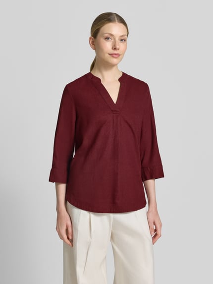 Frauenmodel trägt Relaxed Fit Tunika aus Leinen-Viskose-Mix von s.Oliver RED LABEL in Optik: Unifarben mit V-Ausschnitt, Rückenpasse und 3/4-Arm, glatte Textur, Ganzkörperansicht von vorne.