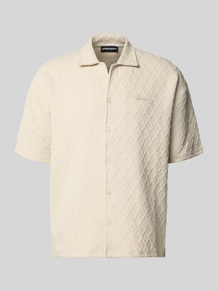 Produktfoto, Modern Fit Freizeithemd mit Logo-Stitching Modell 'Jovren' von Pegador im Creme-Ton, Strukturmuster, Kentkragen, Knopfleiste, Material-Mix mit Baumwoll-Anteil. Rückenlänge 72 cm, Schulterbreite 61 cm, Ärmellänge 24 cm, Herren Freizeithemd.