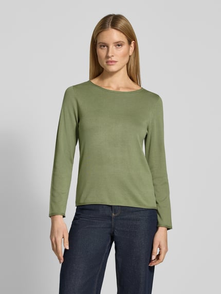 Frauenmodel trägt Regular Fit Strickpullover aus Baumwoll-Viskose-Mix von s.Oliver RED LABEL in Uni-Optik, Rundhals, Langarm, Ganzkörperansicht von vorne.