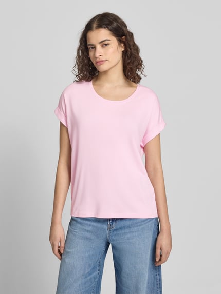 Frauenmodel trägt Regular Fit T-Shirt aus Viskose-Mix Modell 'MOSTER' von Only, rosa, unifarben, Feinripp, Nahaufnahme Oberkörper.