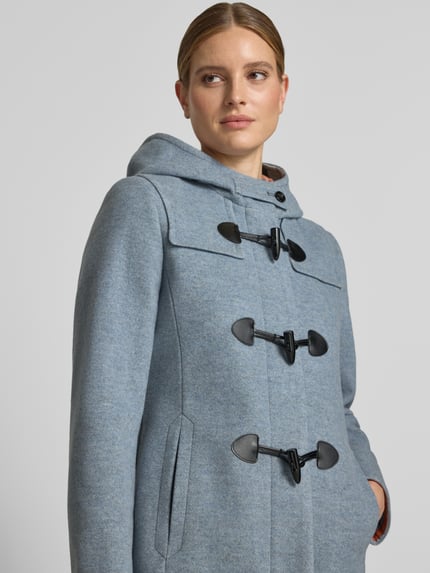 Frauenmodel trägt Regular Fit Dufflecoat aus Woll-Mix von Gil Bret in Hellblau mit schwarzen Knebelverschlüssen, Nahaufnahme Oberkörper, Damen Dufflecoat von Gil Bret.