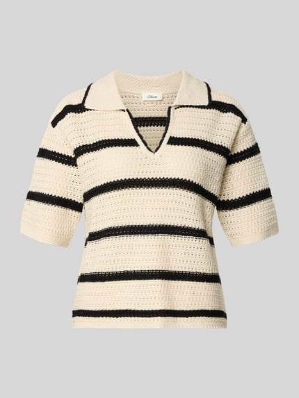 Produktfoto, Regular Fit Poloshirt aus Baumwoll-Mix von s.Oliver RED LABEL mit Optik:Allover-Muster gestreift in Creme mit schwarzen Streifen, Struktur durch Strick, Polokragen, V-Ausschnitt, Ärmelform: Kurzarm, gerippte Abschlüsse, Materialverarbeitung: Strick, angenehme Baumwoll-Mix-Textur.