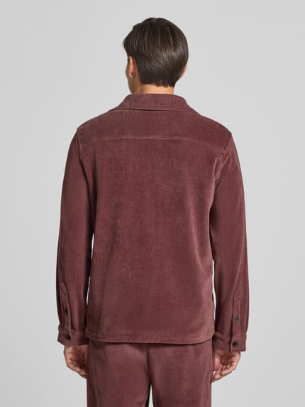 Männermodel trägt Regular Fit Overshirt mit Pattentaschen Modell 'Taylor' von Zuitable in Braun, Baumwoll-Mix, Ganzkörperansicht Rückansicht.