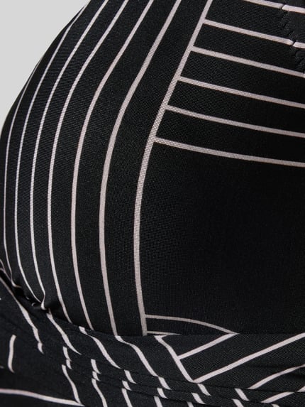 Productfoto, Bikini-Oberteil met verstelbare bandjes van WATERCULT, materiaalmix met stretch, nauwsluitende pasvorm, zwart-witte strepen, textuurrijke stof, uitneembare schuimcup, borstvoering.