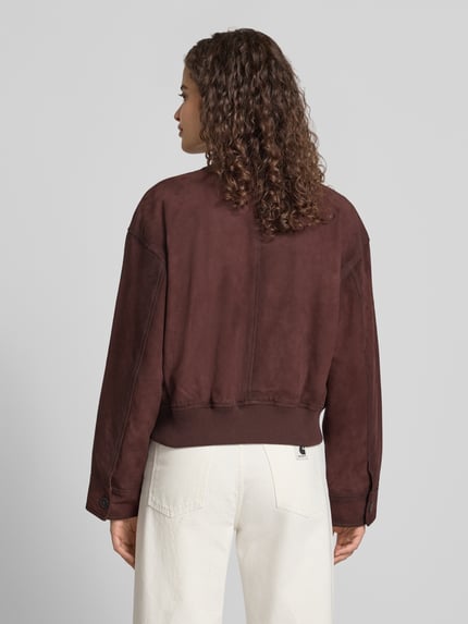 Frauenmodel trägt Regular Fit Leder- / Kunstlederjacke aus echtem Ziegenleder von Marc O'Polo DENIM, dunkles Braun, glatte Struktur, Ganzkörperansicht Rückansicht.