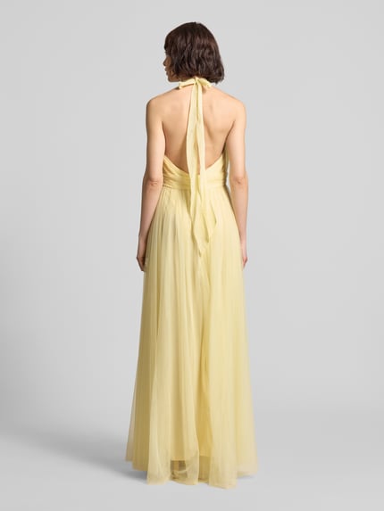 Frauenmodel trägt Neckholder-Cocktailkleid mit Taillenband von LACE & BEADS in Gelb, Maxikleid, Mesh, taillierter Schnitt, Ganzkörperansicht Rückansicht.