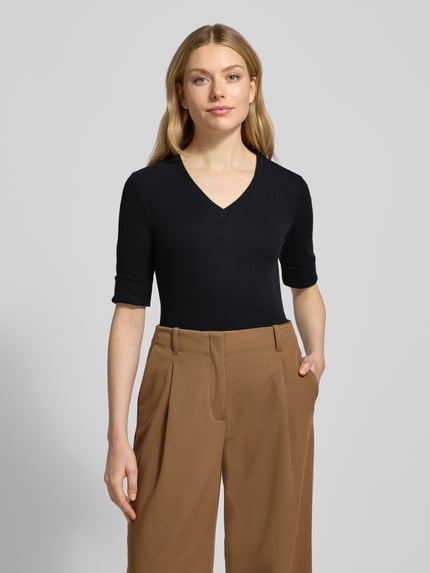 Frauenmodel trägt T-Shirt mit V-Ausschnitt Modell 'JUDY' von Lauren Ralph Lauren in Schwarz, Regular Fit, Baumwoll-Elasthan-Mix, Ganzkörperansicht von vorne.