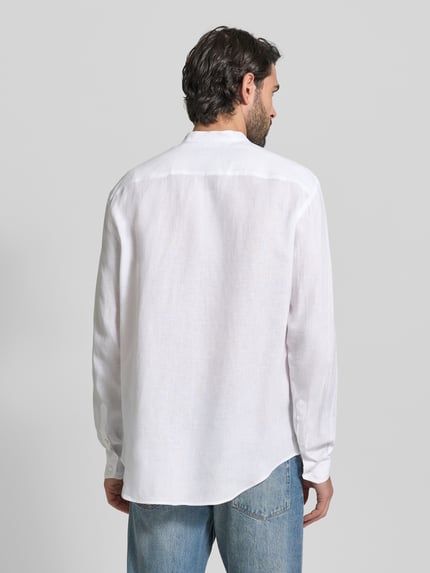 Männermodel trägt Regular Fit Freizeithemd im langärmeligen Design von Emporio Armani in Weiß, gerade Form, Rückenansicht, Ganzkörperansicht Rückansicht.