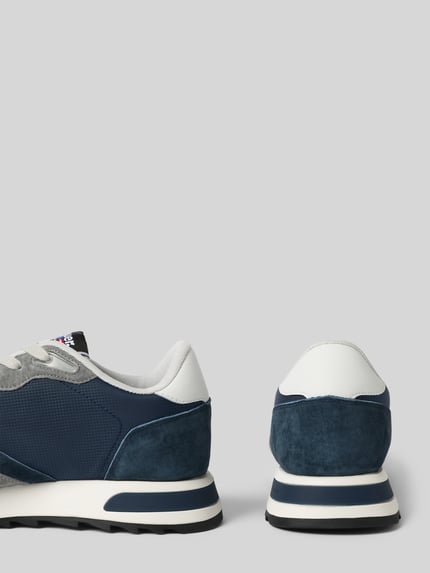 Produktfoto, Sneaker mit Schnürverschluss Modell 'RYDER' von Blauer USA, Material-Mix in Blau und Grau, strukturierte Sohle, abgerundete Spitze, Label-Detail, Absatzhöhe 4 cm, Schafthöhe 10 cm, Schaftweite 8 cm.