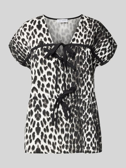 Produktfoto, Blusenshirt mit V-Ausschnitt Modell 'Freya' von OH APRIL in Schwarz-Weiß mit Leopardprint, Schleifen-Details, Reine Baumwolle, Lockerer Schnitt, Rückenlänge 59 cm bei Größe S.