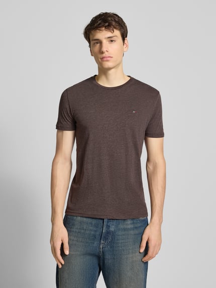 Männermodel trägt Regular Fit T-Shirt aus Baumwoll-Mix von Tommy Jeans, unifarben, Jersey-Material, Logo-Stitching, Ganzkörperansicht von vorne