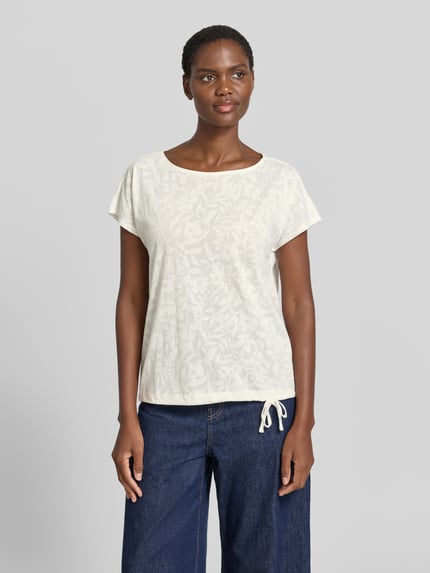 Kobiece model prezentuje T-Shirt mit Kordelzug am Saum und Rundhalsausschnitt von Betty Barclay damski t-shirt, mieszanka materiałów z domieszką bawełny, krój straight fit, okrągły dekolt, trok i wiązanie na dole, długość tyłu w rozmiarze 36: 60 cm, jasne kolory, subtelny wzór, gładka tekstura, całkowity widok z przodu