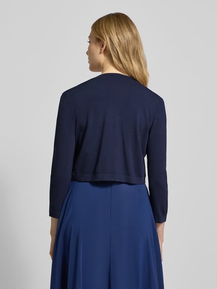 Frauenmodel trägt Cropped Cardigan aus Viskose-Mix im offenen Design von Swing in Dunkelblau, 3/4-Arm, Rückenlänge 39 cm, Ganzkörperansicht Rückansicht.