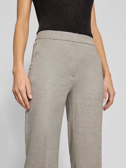Frauenmodel trägt Wide Leg Hose aus Viskose-Mix von s.Oliver BLACK LABEL, Optik: Unifarben, Allover-Muster, Fischgrät-Muster, Nahaufnahme Oberkörper.