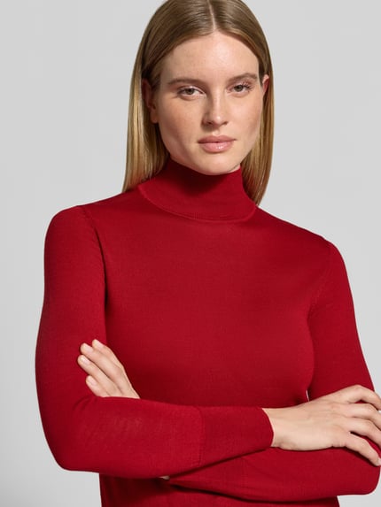Frauenmodel trägt Rollkragenpullover aus Wolle mit Feinstrick von JAKE*S WOMAN COLLECTION in Rot, unifarben, Nahaufnahme Oberkörper.