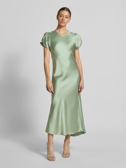Vrouwenmodel draagt Cocktailkleid mit Rundhalsausschnitt Modell 'Miley' van GUIDO MARIA KRETSCHMER WOMAN, satijn, aansluitende fit, midi, sleutelgatsluiting achter, lichtgroen, geheel van voren.