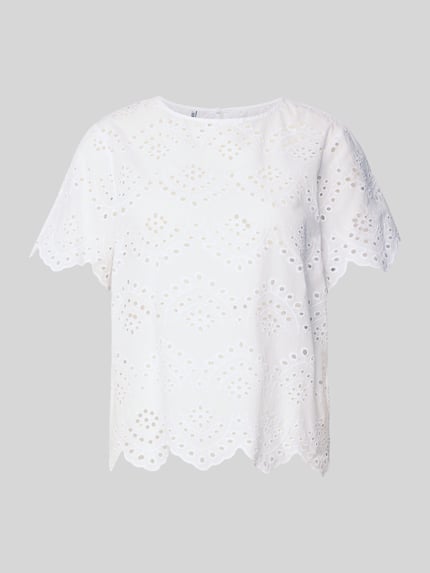 Produktfoto, Regular Fit Blusenshirt aus reiner Baumwolle Modell 'VILDE' von Pieces, unifarbenes Popeline-Material, weiße Farbe, kurze Ärmel, Rundhals, Lochmuster
