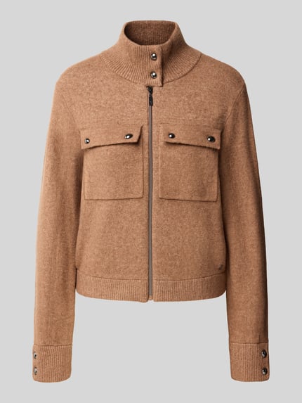 Produktfoto, Relaxed Fit Strickjacke mit Stehkragen und Brusttaschen von monari, mieszanka wiskozy i bawełny, krój relaxed fit, stójka, Brustasze, prążkowane wykończenia, długość tyłu w rozmiarze 36: 51 cm, długość rękawów w rozmiarze 36: 63 cm, kolor beżowy, miękka tekstura