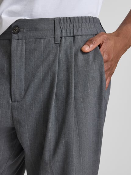 Männermodel trägt Straight Fit Stoffhose mit Bügelfalten Modell 'Marc' von Casual Friday im Elastischer-Material-Mix mit Viskose-Anteil, Knopf- und Reißverschluss, Nahaufnahme Oberkörper.