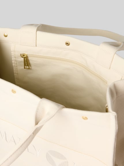 Produktfoto, cremefarbene Handtasche mit Logo-Stitching Modell 'Signature' von Hey Marly, Hauptfach mit Druckknopfverschluss, Reißverschlussfach, Schulterriemen, Maße: Breite 42 cm, Länge 31 cm, Tiefe 15 cm, Riemenlänge 55 cm, strukturierte Oberfläche, dezente Goldapplikationen.