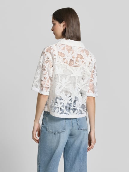 Vrouwenmodel draagt Cropped Bluse im Embroidery Design mit 3/4-mouw van Smith and Soul in katoenmix met platte kraag, knoopsluiting, straight fit, witte kleur, structuur met bloemenmotief, ruglengte maat S 56 cm, mouwlengte maat S 29 cm, cropped, ganzkörperansicht rückansicht.