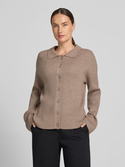 Frauenmodel trägt Cardigan aus Viskose-Mix mit Polokragen von Christian Berg Woman, Ripp-Optik, Regular Fit, Knopfleiste, Ganzkörperansicht von vorne.
