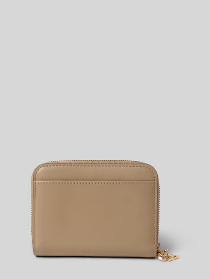 Produktfoto, beiges Portemonnaie mit Label-Detail von CK Calvin Klein aus Echtleder, Hauptfach mit Reißverschluss, Nebenfach mit Druckknopfverschluss.