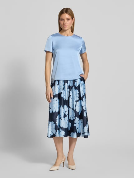 Vrouwenmodel draagt Regular Fit T-shirt met ronde hals van Christian Berg Cocktail, elastische materiaalmix, satijn, lichtblauw; geheellichaamsvoorzijde.
