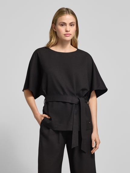 Vrouwenmodel draagt Blusenshirt met Bindegürtel Modell 'Pie Bellevue' van MOS MOSH, zwart, relaxed fit, mix van viscose, ronde hals, voorkant, bovenlichaam close-up.