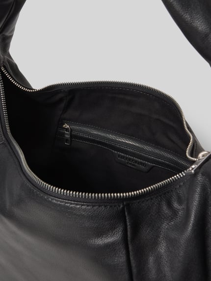 Produktfoto, Hobo Bag mit Label-Detail Modell 'FARRAH' von LIEBESKIND BERLIN in Schwarz, Hauptfach mit Reißverschluss, Innenfach, strukturierte Leder-Optik, Maße: 40x26x20 cm, Schulterriemenlänge 68 cm