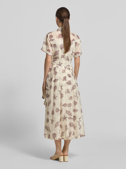 Vrouwenmodel draagt overhemdjurk van katoen en zijde model 'GALLI' van Marella met all-over look en plooien, rugaanzicht, midi-jurk.