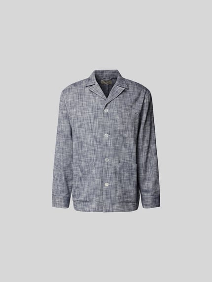 Produktfoto, Relaxed Fit Hemdjacke aus Baumwolle von Officine Générale in Grau, Reine Baumwolle, Durchgehende Knopfleiste, Reverskragen, aufgesetzte Eingrifftaschen, Rückenlänge 74 cm bei Größe M, feine gewebte Textur, dezentes Karomuster.