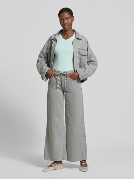 Frauenmodel trägt T-Shirt mit Rundhalsausschnitt von Christian Berg Woman, Baumwoll-Elasthan-Mix, Slim-Fit, 1/2-Arm, Rückenlänge 53 cm, Ganzkörperansicht von vorne.