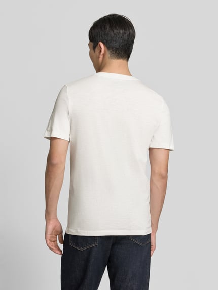 Męski model nosi Regular Fit T-Shirt aus reiner Baumwolle od s.Oliver RED LABEL, gładki, krój regular fit, dekolt Henley, krótki rękaw, bawełna, widok całej sylwetki z tyłu