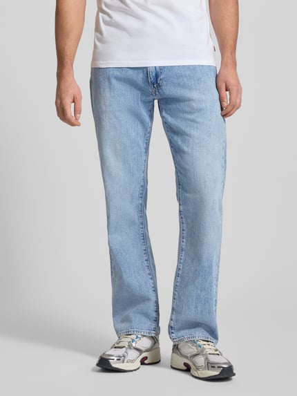Mężczyzna nosi Wide Fit Jeans mit 5-Pocket-Design von Levi's®, jasnoniebieski, bawełna z elastanem, Ganzkörperansicht von vorne.