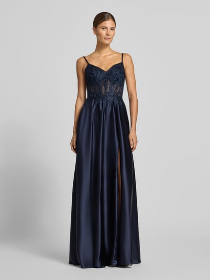 Vrouwenmodel draagt Corsagenkleid mit Stitchings und Ziersteinbesatz van Luxuar, donkerblauw satijn, taillering, maxilengte, Ganzkörperaanzicht van voren.