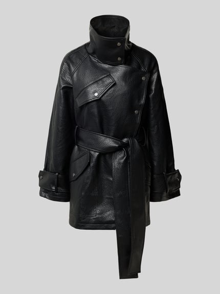 Produktfoto, kurtka w materiał skóropodobny, krój regular fit, stójka, kieszenie z patką, pasek, patki przy mankietach, Model 'SILLE' od Topshop, długość tyłu w rozmiarze S: 80 cm, szerokość ramion w rozmiarze S: 44 cm, szerokość w rozmiarze S: 56 cm, długość rękawów w rozmiarze S: 73 cm.