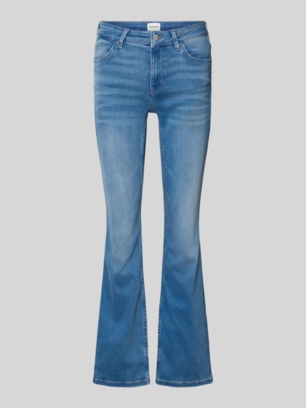 Produktfoto, Flared Jeans mit 5-Pocket-Design von Mustang im hellblauen Baumwoll-Lyocell-Mix mit Stretch-Anteil, gleichmäßige Farbverläufe
