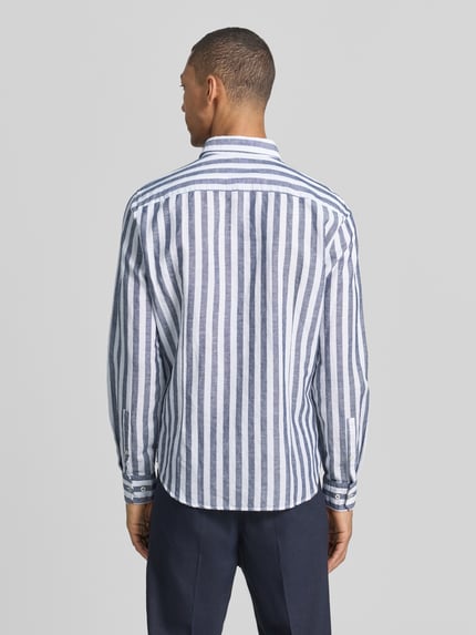 Męski model nosi Slim Fit Business-Hemd mit Kentkragen Modell 'Pit' von JOOP! Collection, lniany miks, pionowe paski, widok całej sylwetki od tyłu