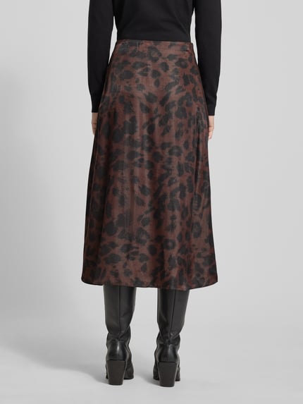 Modelka kobieca nosi Ausgestellter Midi-Rock aus Viskose-Mix od Tom Tailor, brązowy animal print, długość midi, widok całej sylwetki z tyłu.
