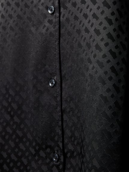 Produktfoto, glänzender schwarzer Stoff mit Ton-in-Ton Muster und feiner Textur, Regular Fit Pyjama aus reiner Viskose Modell 'B Monogram_Shirt' von BOSS, piżama damska