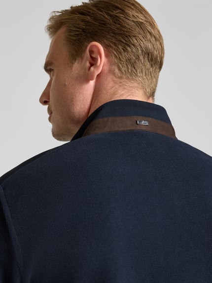 Männermodel trägt Sweatjacke mit Stehkragen und Reißverschluss von bugatti in Dunkelblau, Baumwoll-Mix, Detailaufnahme Rückansicht.