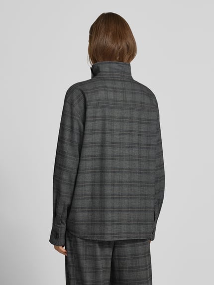 Frauenmodel trägt Bluse mit Stehkragen und kurzer Knopfleiste von Style Icon Collection, grau kariert, lockerer Schnitt, Ganzkörperansicht Rückansicht. Rückenlänge 68 cm, Ärmellänge 59 cm, abgerundeter Saum.