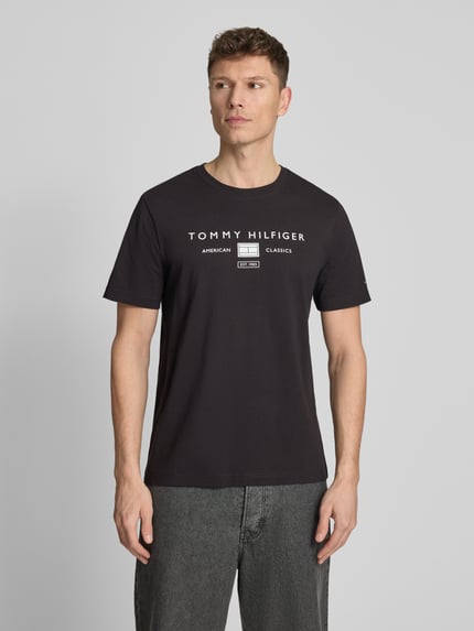 Männermodel trägt Regular Fit T-Shirt aus reiner Baumwolle von Tommy Hilfiger, Optik: Unifarben, Passform: Regular-Fit, Label-Print, Rundhals, Ärmelform: Kurzarm, Material: Reine Baumwolle, Ganzkörperansicht von vorne.
