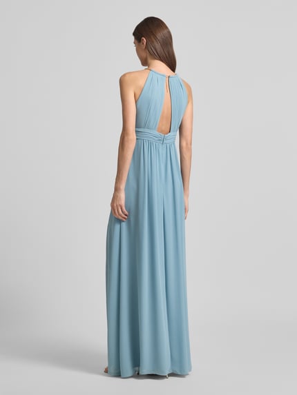 Frauenmodel trägt Abendkleid aus Chiffon mit Cut Out von Jake*s Cocktail in Hellblau, Maxilänge, tailliert, Rückendetail, Ganzkörperansicht Rückansicht.