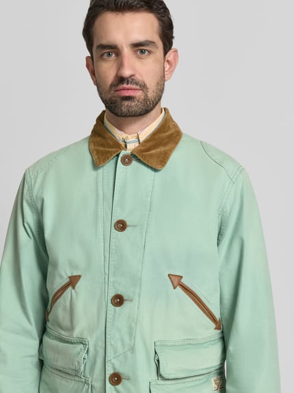 Männermodel trägt Jacke mit Kentkragen von Polo Ralph Lauren aus Reine Baumwolle, Regular-Fit, mintgrün mit braunen Details, Nahaufnahme Oberkörper.