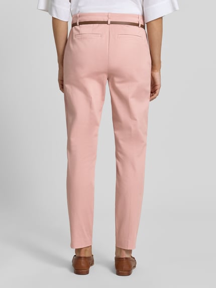 Vrouwenmodel draagt Hose in verkürzter Passform mit Gürtel van Christian Berg Woman, katoen- en viscosemix, slim fit, verkort, riem, bandwijdte maat 36 41 cm, binnenbeenlengte maat 36 72 cm, lichtroze tint, rechte lijnen, gladde textuur, geheelopname achteraanzicht.