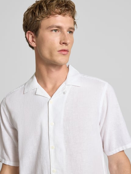 Männermodel trägt Slim Fit Freizeithemd aus Baumwoll-Leinen-Mix Modell 'CAIDEN' von Only & Sons in Melange-Optik, Nahaufnahme Oberkörper.