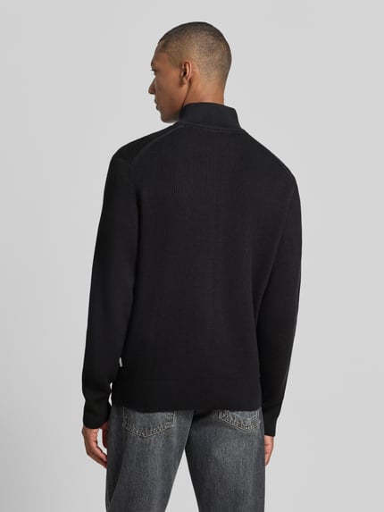 Männermodel trägt Strickjacke mit Reißverschluss von Lindbergh in Schwarz, Baumwoll-Mix, taillierte Passform, Ganzkörperansicht Rückansicht.
