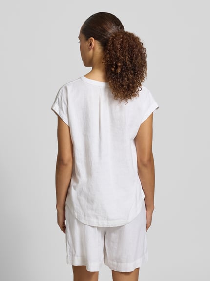 Frauenmodel trägt Blusenshirt aus Leinen-Viskose-Mix Modell 'INA' von Soyaconcept in Weiß mit geradem Schnitt, Ganzkörperansicht Rückansicht.